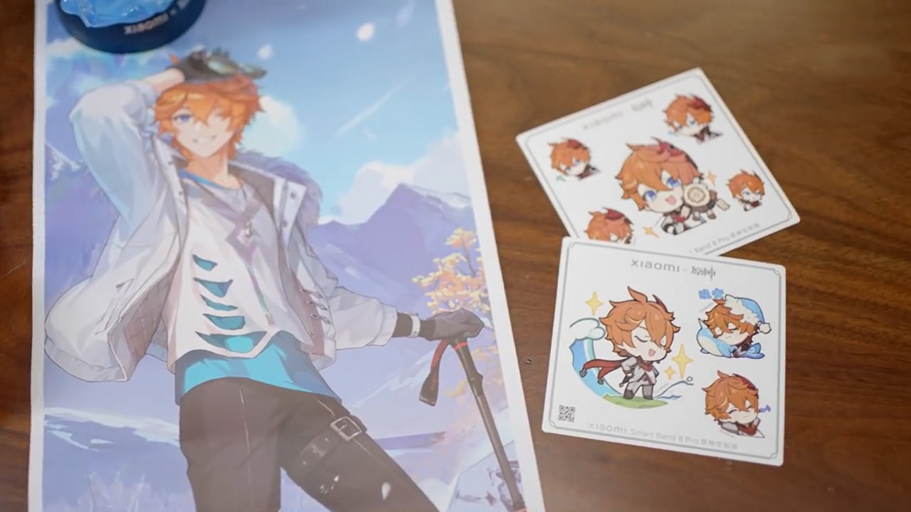Áp phích cỡ lớn và các nhãn dán hình nhân vật Childe trong hộp của Xiaomi Band 8 Pro Genshin Impact Edition. Nguồn: Weibo Áp phích cỡ lớn và các nhãn dán hình nhân vật Childe trong hộp của Xiaomi Band 8 Pro Genshin Impact Edition. Nguồn: Weibo