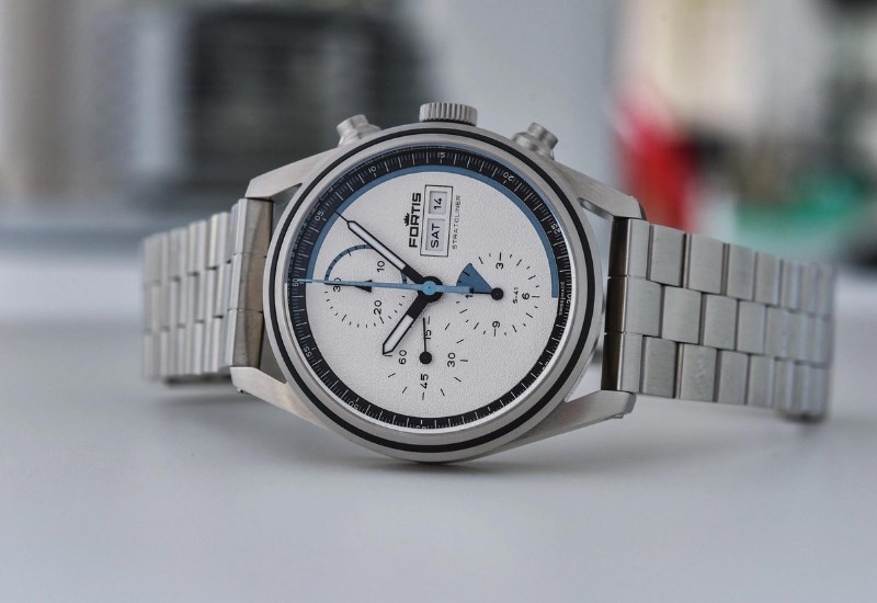 Các chi tiết bên trong mặt sẽ được gia công tỉ mỉ, cân đối Các chi tiết bên trong mặt sẽ được gia công tỉ mỉ, cân đối