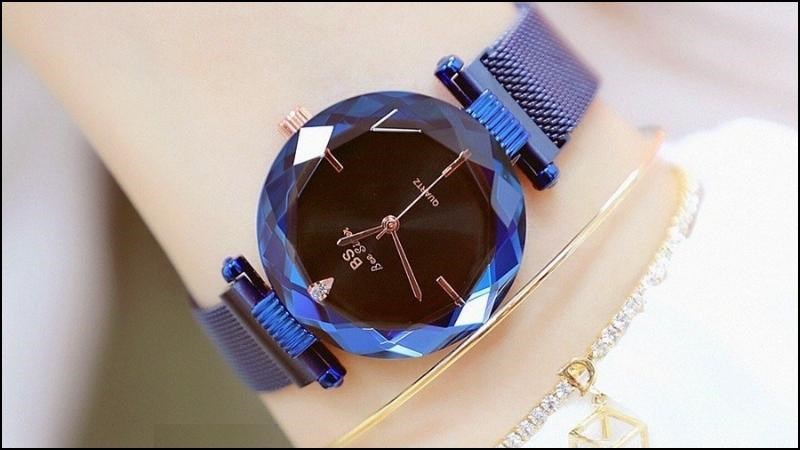 Mặt đồng hồ bằng đá với khung viền tam giác cực kì thu hút