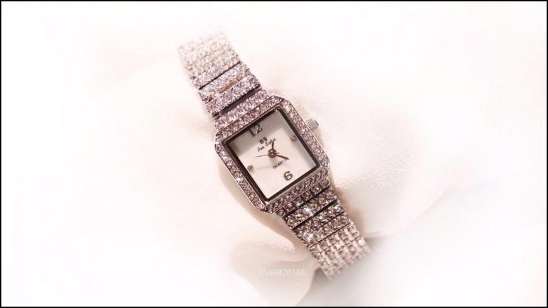 Thiết kế sang trọng với phần dây được đính đá kim cương