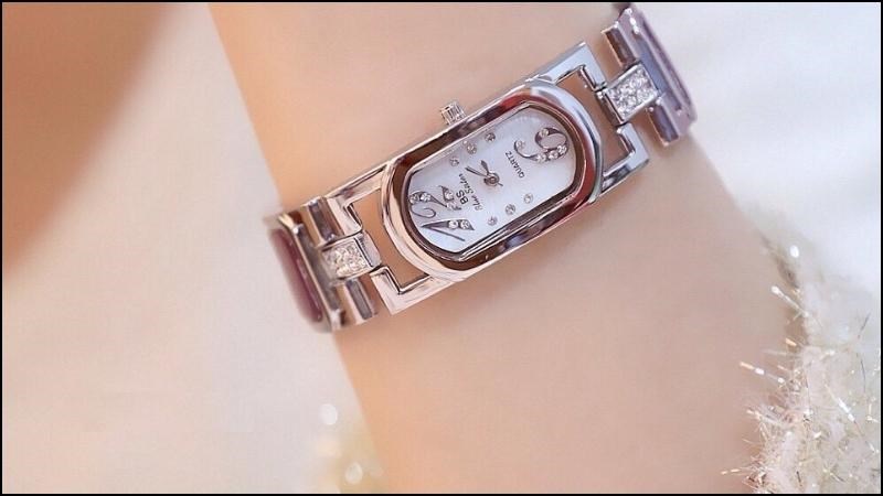 Đồng hồ mặt vuông phù hợp với những người phụ nữ mệnh thổ